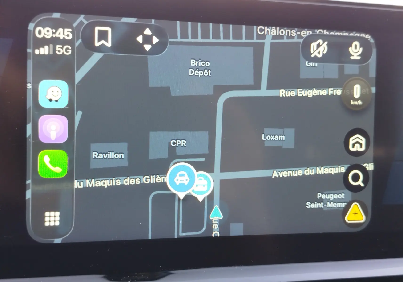 Écran de navigation intérieur du Peugeot 3008 Hybrid 225ch Allure e-EAT8 affichant une carte avec interface tactile.