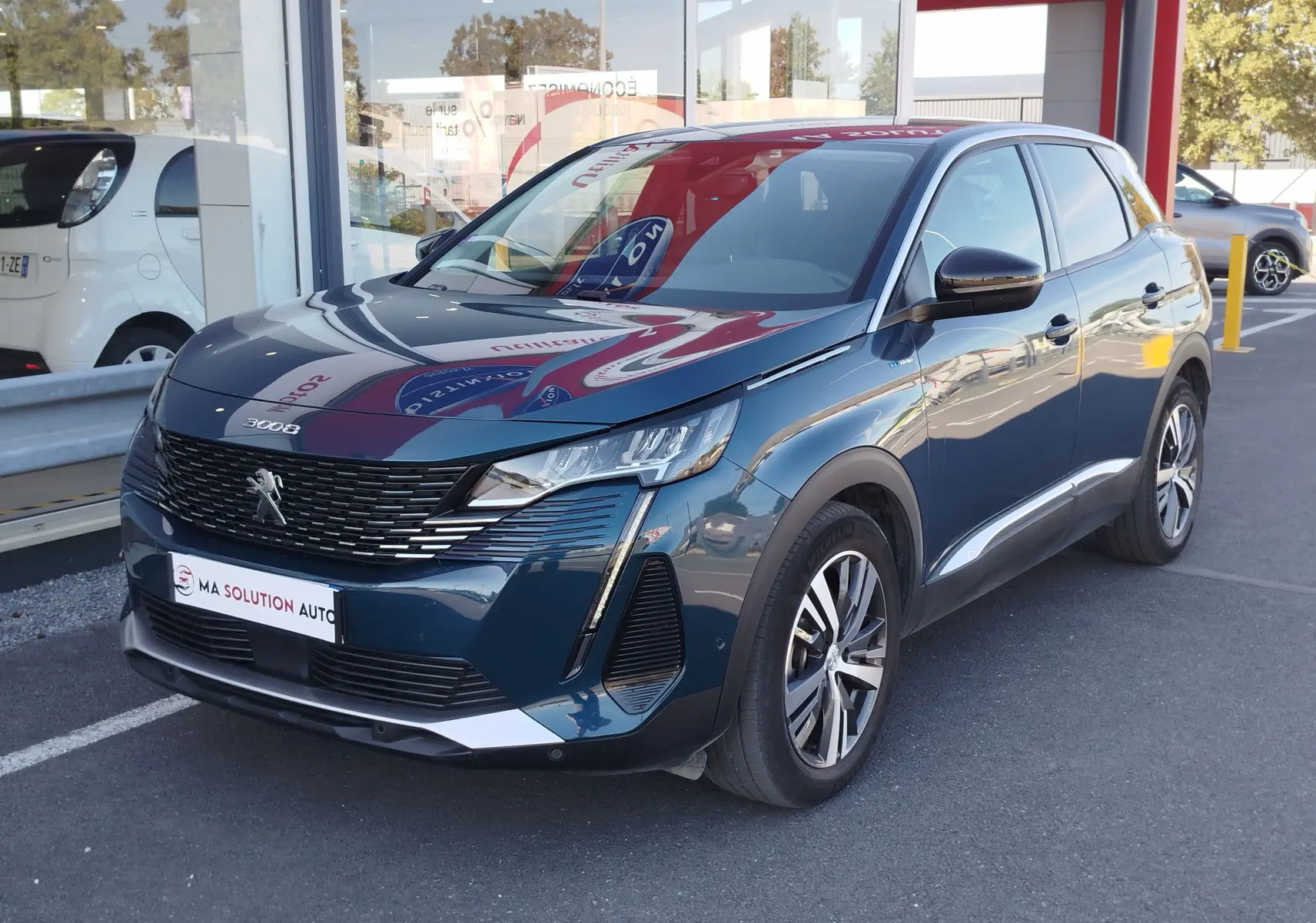Peugeot 3008 Hybrid bleu Célèbes en 3/4 avant droit, avec calandre noire et jantes alliage bicolores.