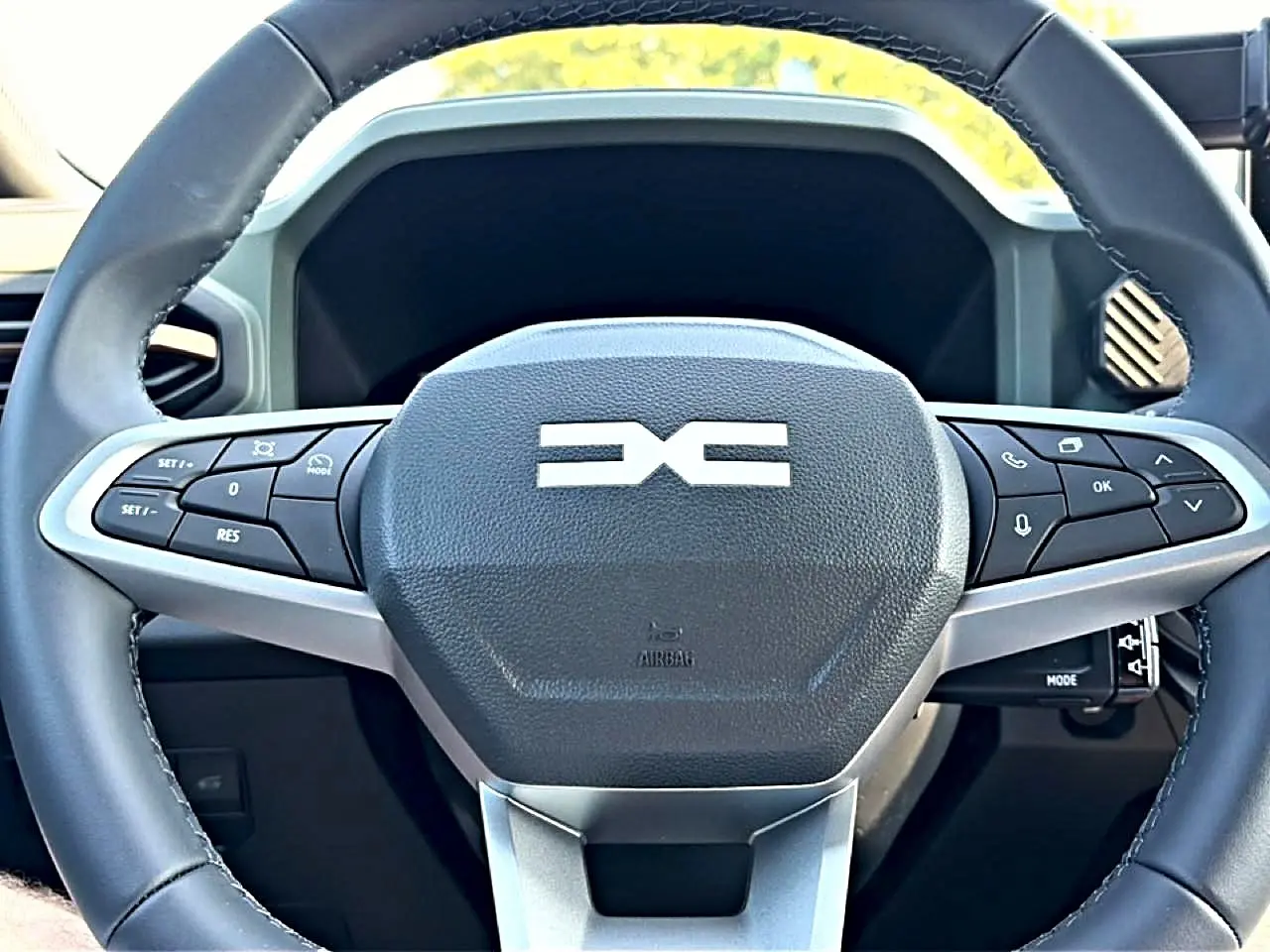 Gros plan sur le volant multifonction noir et gris du Dacia Bigster 2026 avec logo central distinctif.
