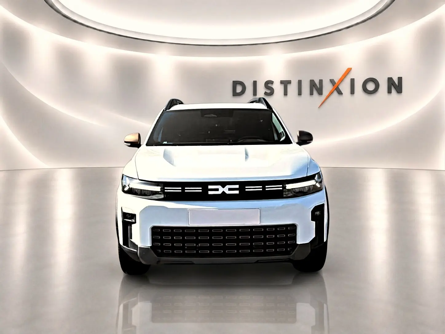 Vue de face du Dacia Bigster blanc avec calandre noire et logo distinctif, sur fond lumineux "Distinxion".