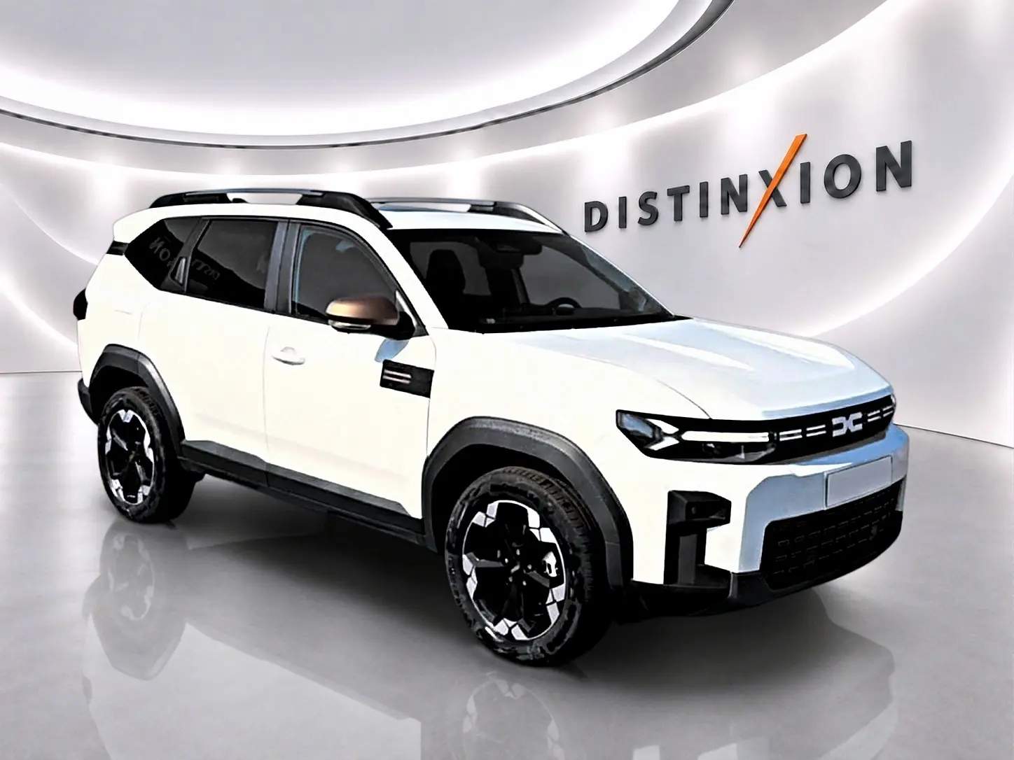 SUV Dacia Bigster blanc en 3/4 avant droit, avec jantes noires et barres de toit visibles dans un showroom moderne.