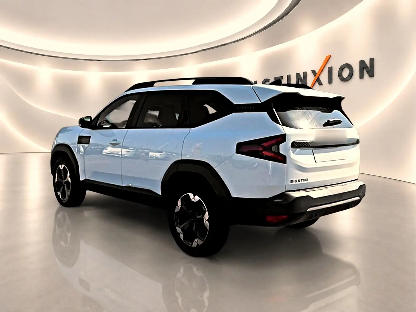 Vue 3/4 arrière droite du SUV Dacia Bigster blanc avec toit noir et jantes alu noires en showroom.