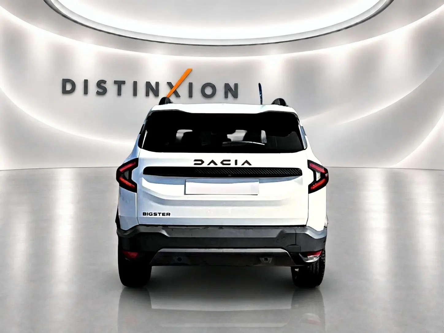 Vue arrière d'un Dacia Bigster blanc avec feux arrière en forme de C et logo DACIA noir sur fond blanc.