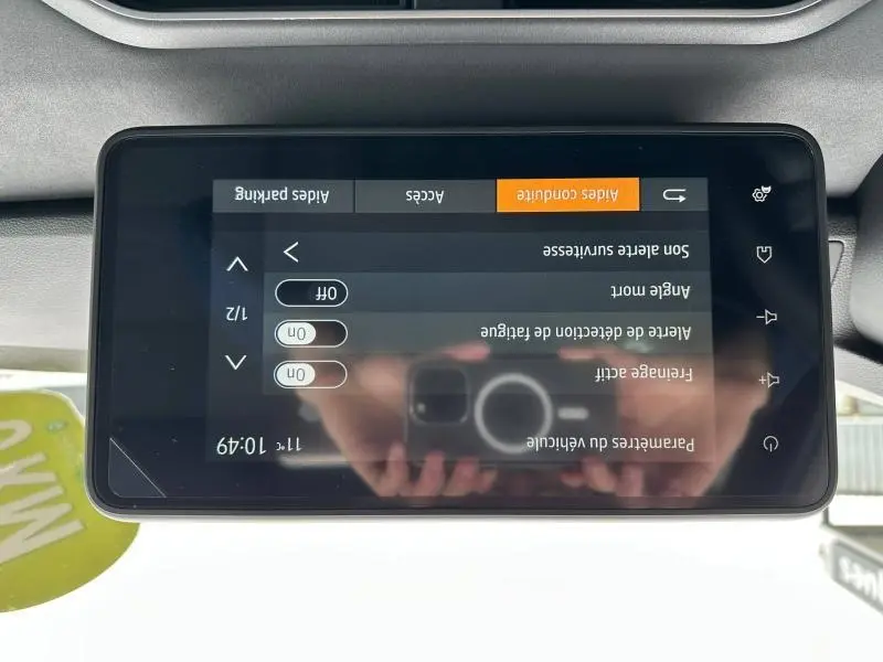 Écran tactile central du Dacia Jogger 2024 affichant les aides à la conduite, vue rapprochée intérieure.