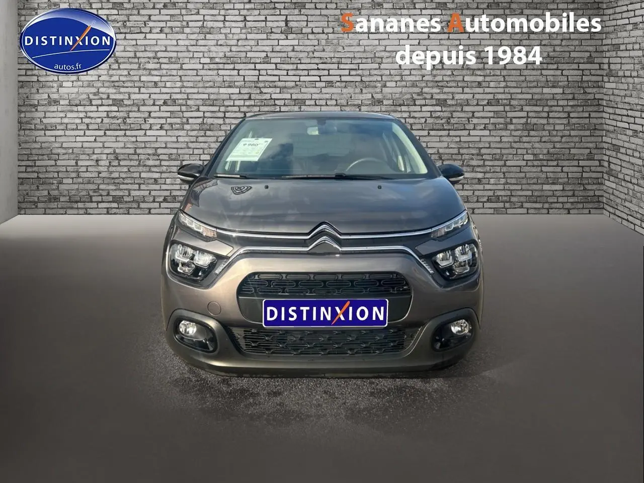 Citroën C3 gris foncé vue de face, mettant en valeur ses optiques doubles et sa calandre distinctive.