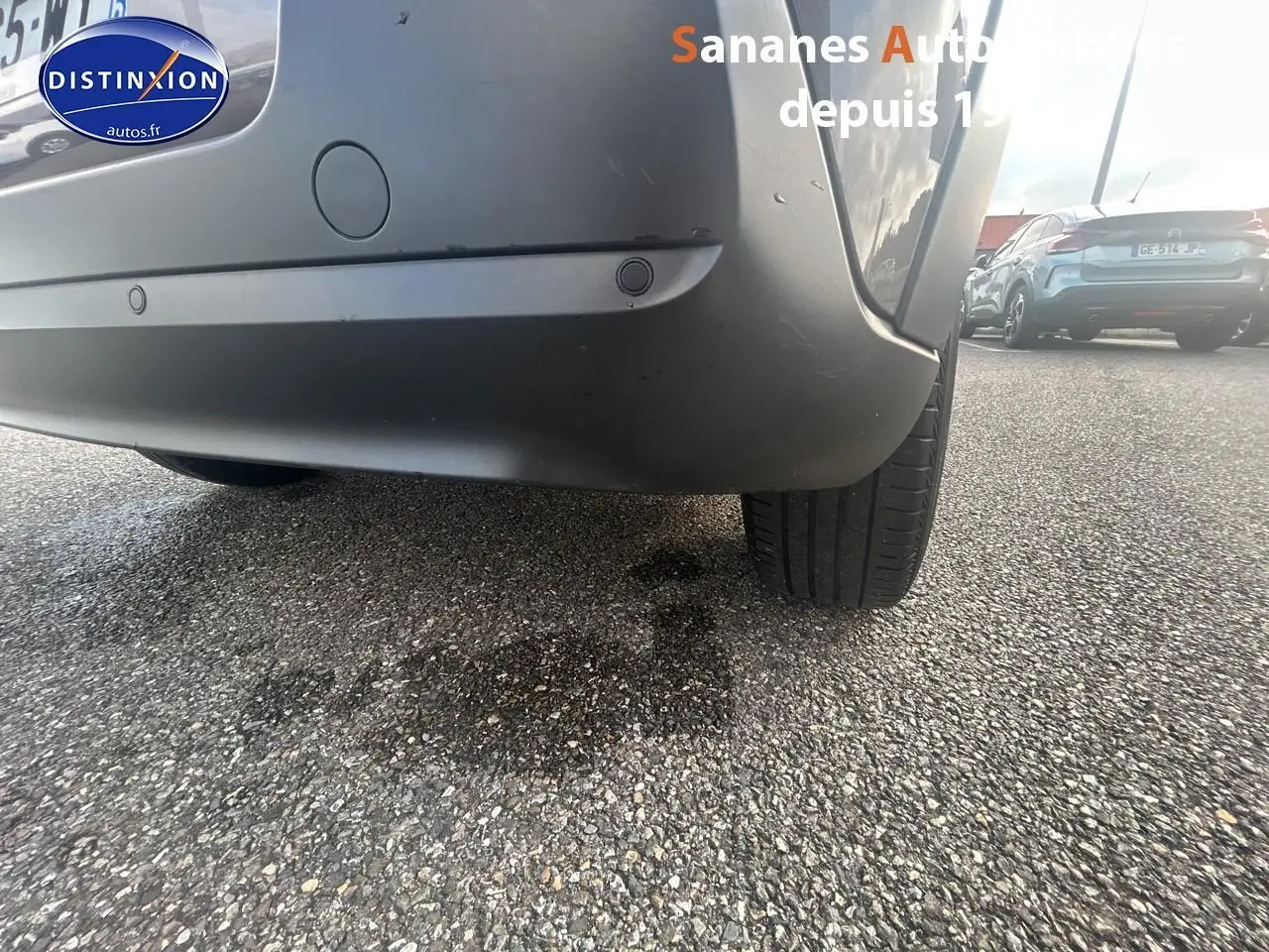 Vue rapprochée du pare-chocs arrière gris foncé d'une Citroën C3 2023 avec capteurs de recul visibles.