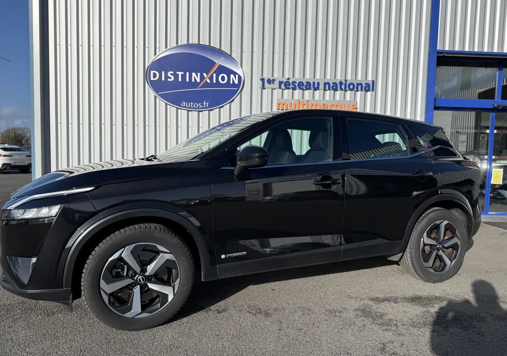 Nissan Qashqai 1.5 E-POWER noir métal, vue de profil côté gauche, avec jantes alliage et badge e-power visible.