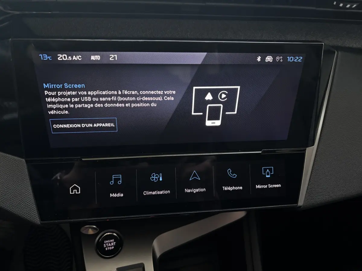 Écran tactile central de la Peugeot 308 Hybrid 136 e-DCS6 Allure, affichage multimédia et climatisation.