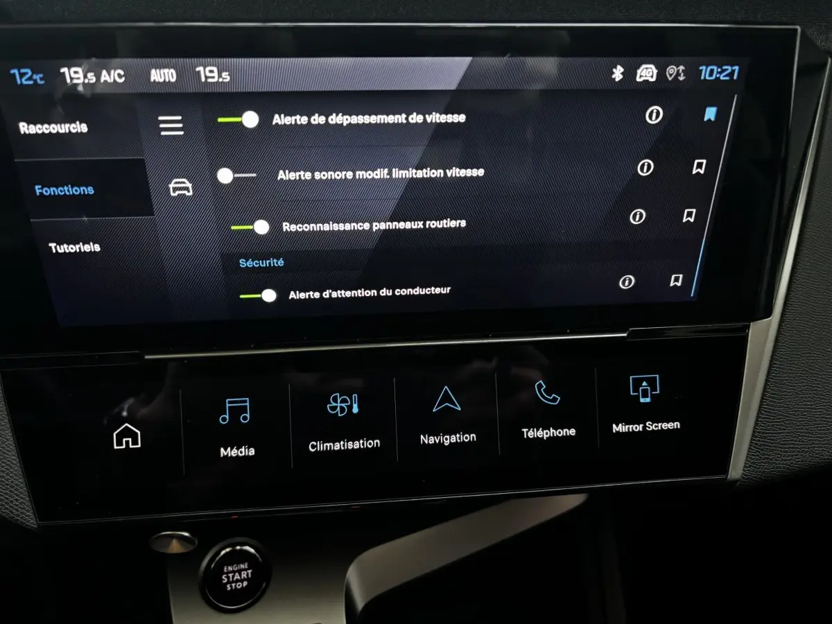 Écran tactile central de la Peugeot 308 Hybrid 136 e-DCS6 Allure affichant les options de sécurité, intérieur noir.