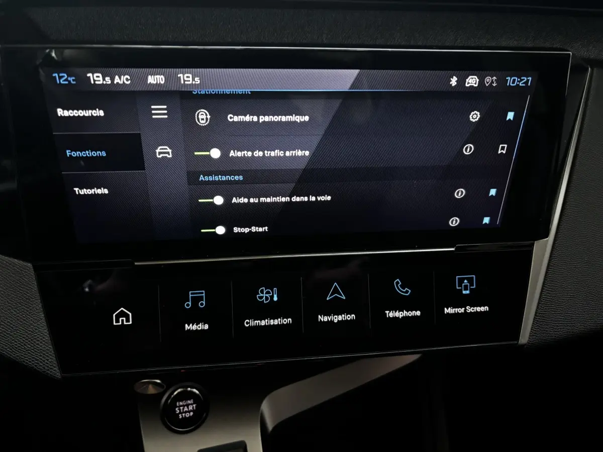 Vue rapprochée de l’écran tactile central de la Peugeot 308 Hybrid 136 e-DCS6 Allure avec menu d’assistances affiché.