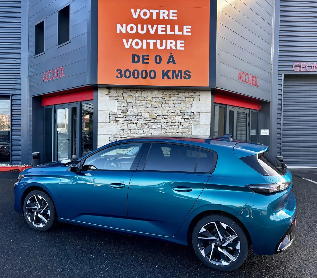 Peugeot 308 Hybrid bleu vue de profil côté gauche, avec jantes alliage et feux arrière LED distinctifs.