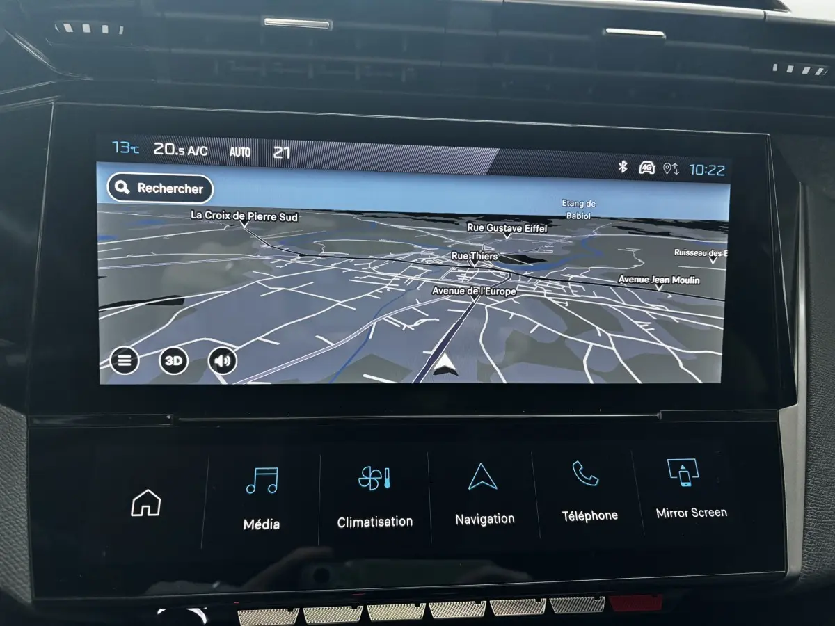 Écran tactile central de navigation du tableau de bord de la Peugeot 308 Hybrid 136 e-DCS6 Allure 2025.