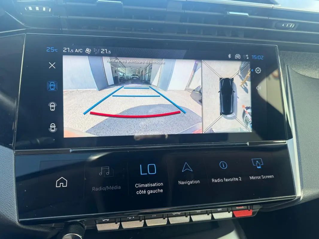 Écran tactile du cockpit numérique de la Peugeot 308 Hybrid gris, affichant la caméra de recul et la vue 360° intérieure.