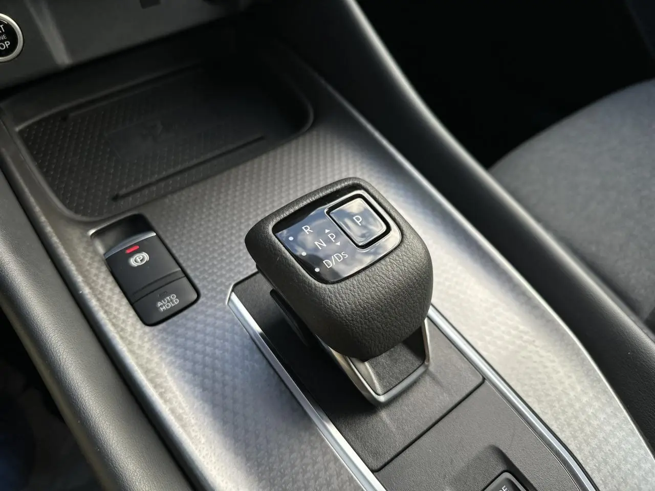 Gros plan sur le levier de vitesses automatique noir et les commandes de frein électrique du Nissan Qashqai 2025.