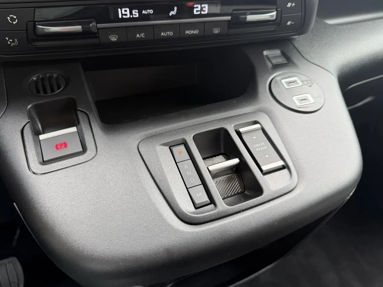 Gros plan sur la console centrale du Citroën Berlingo Multispace 2026, montrant la commande de boîte auto et le bouton Drive Mode.