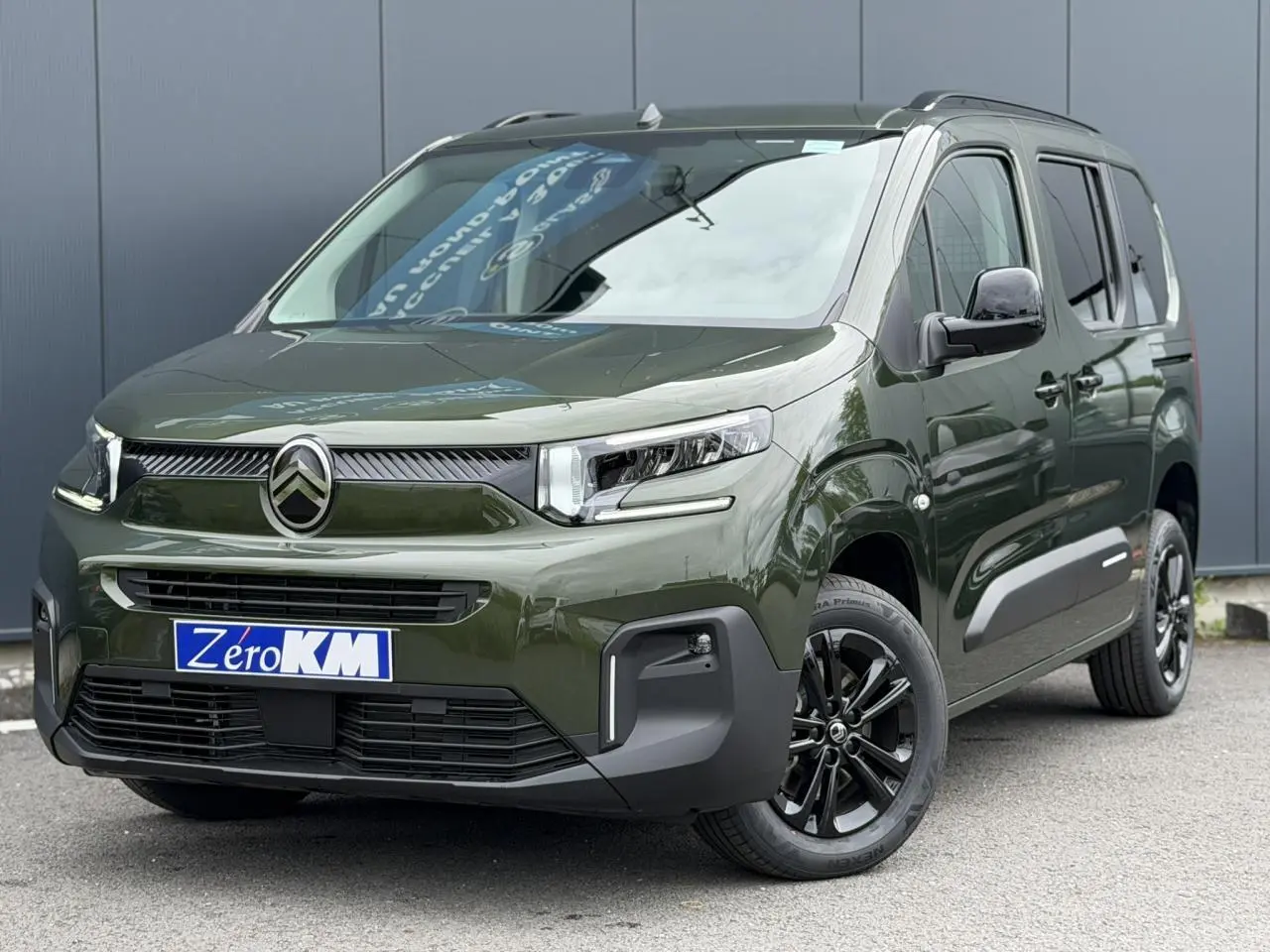 Citroën Berlingo Multispace vert Sirkka en 3/4 avant droit, avec jantes alliage noires et lunette arrière ouvrante.