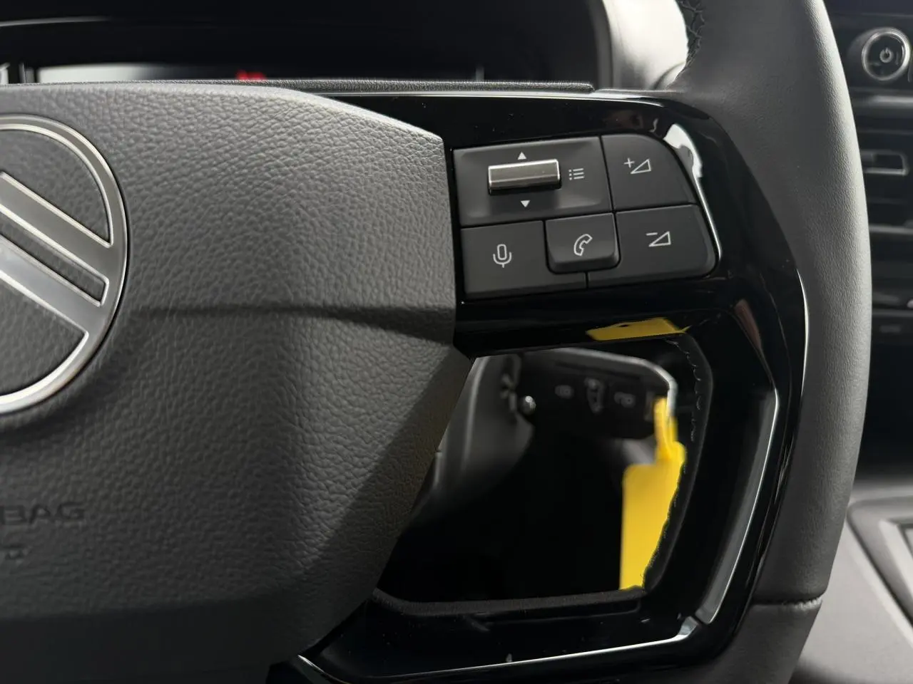 Gros plan sur le volant multifonctions noir du Citroën Berlingo Multispace 2026, avec commandes intégrées.