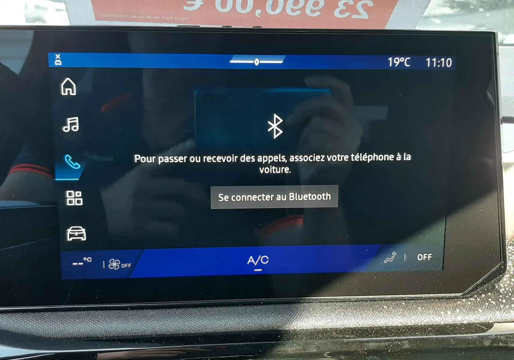 Vue rapprochée de l’écran tactile central de la Renault Clio VI TCe 115ch Techno avec interface Bluetooth affichée.