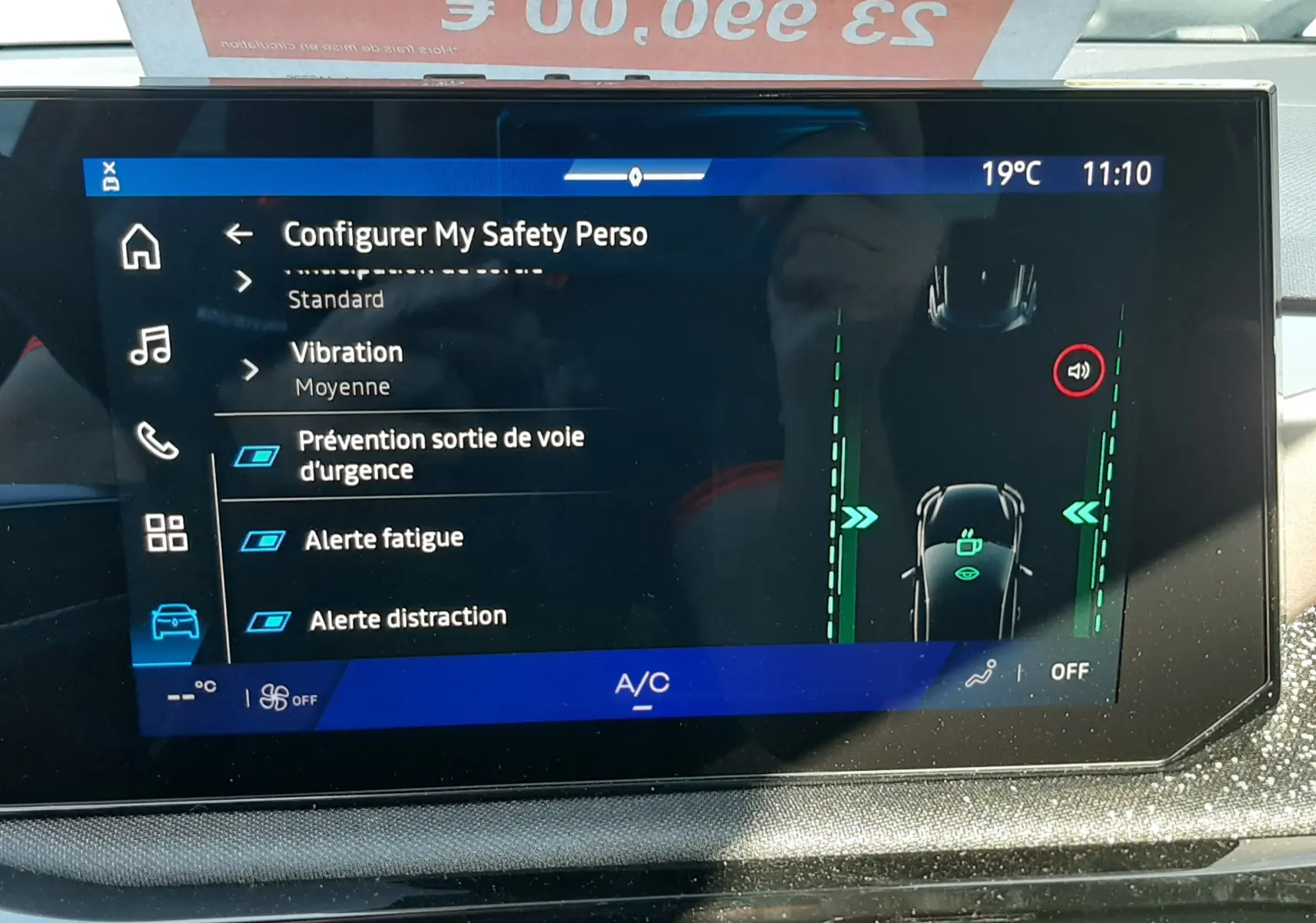 Vue intérieure centrée sur l'écran tactile du tableau de bord de la Renault Clio VI gris Rafale, affichant les réglages de sécurité.