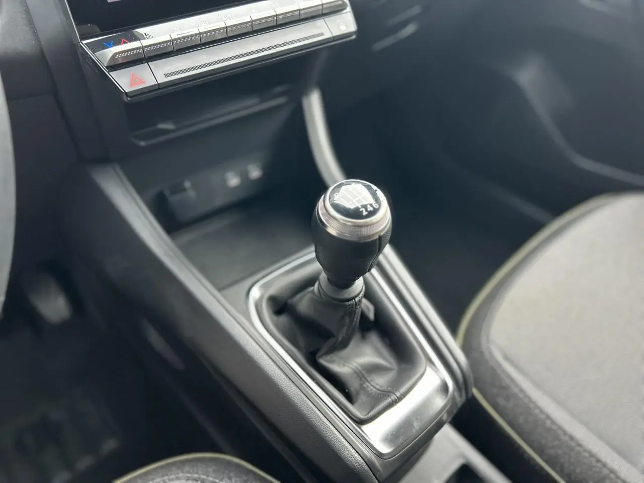 Gros plan sur le levier de vitesses manuel noir dans l’habitacle du Renault Captur 2025, côté conducteur.