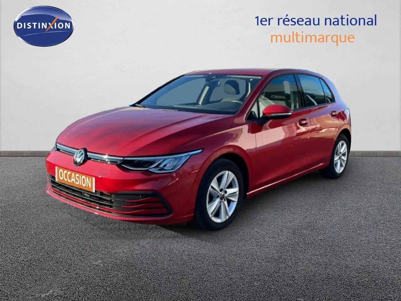 Volkswagen Golf VIII rouge Roi Metal vue 3/4 avant droit sur fond neutre avec plaque occasion.