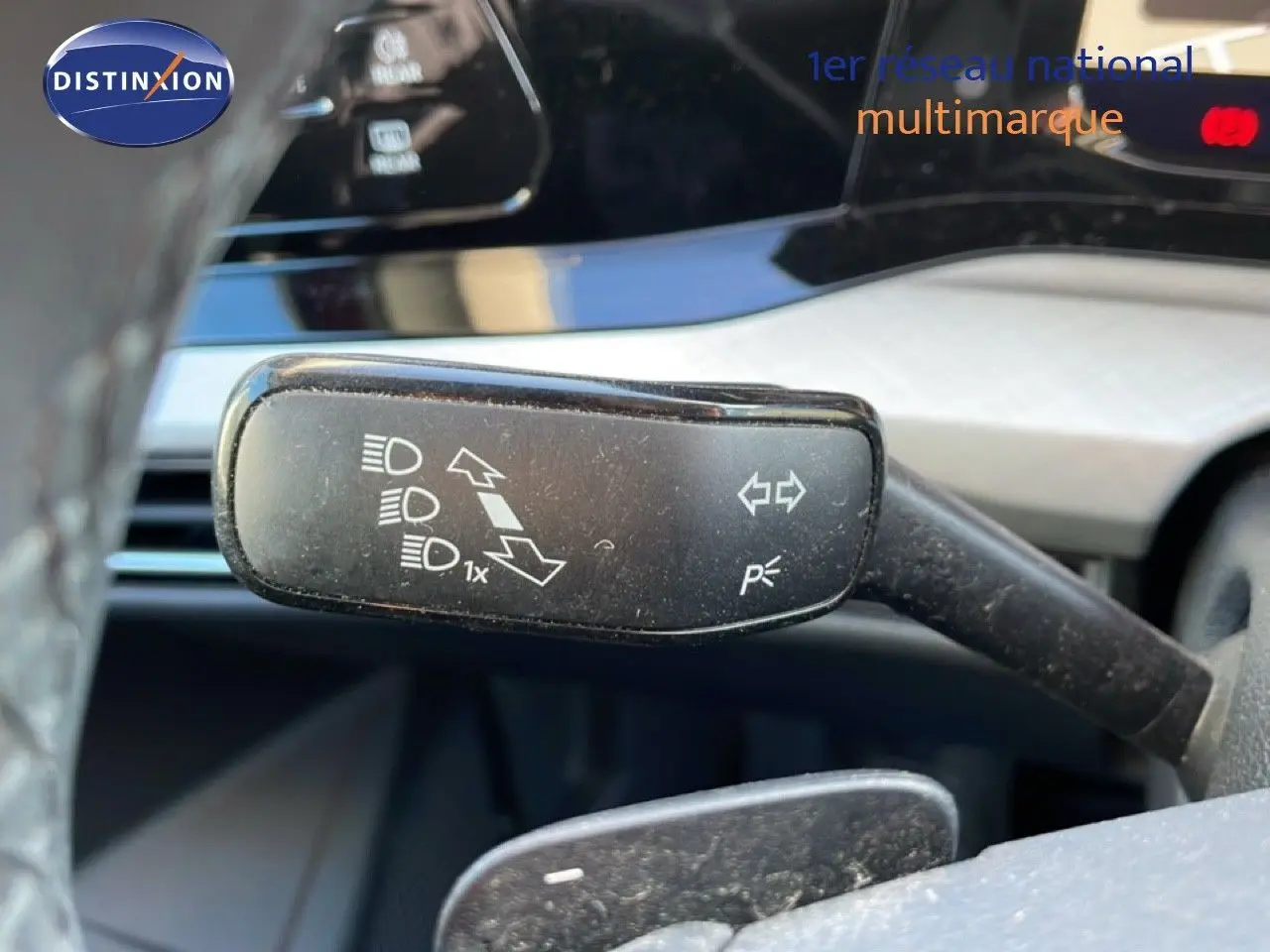 Gros plan sur la commande des clignotants dans l’habitacle d’une Volkswagen Golf VIII rouge Roi Metal, année 2023.