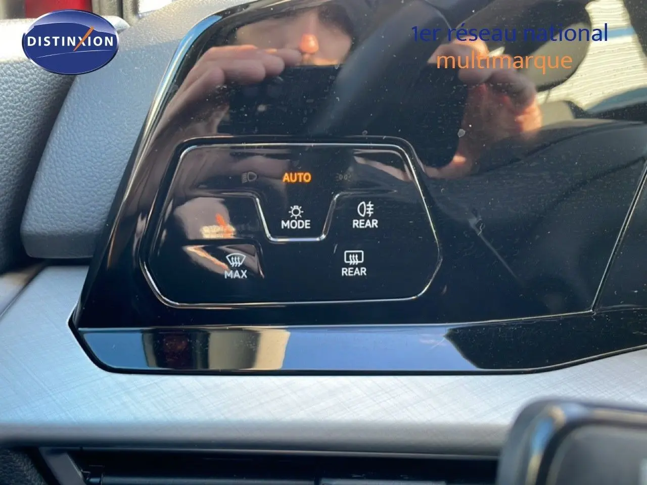 Détail du tableau de bord noir de la Volkswagen Golf VIII 2023, montrant les commandes d'éclairage et de désembuage.