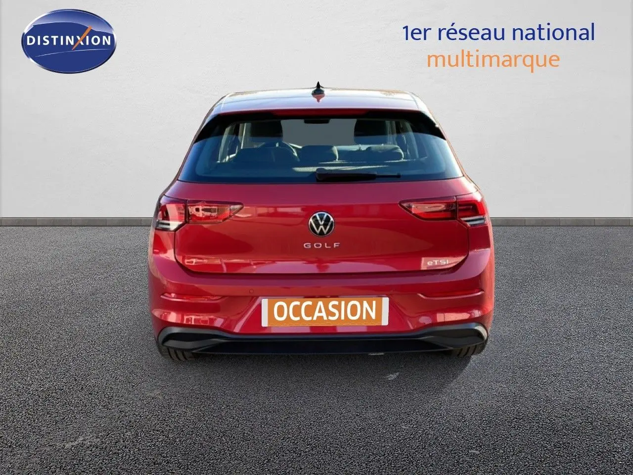 Vue arrière d'une Volkswagen Golf VIII rouge Roi Metal de 2023 avec logo et plaque occasion visible.