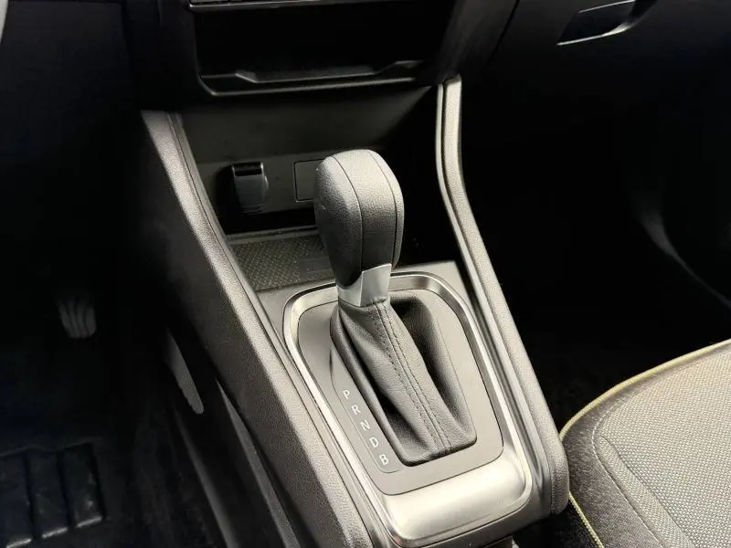 Gros plan sur la commande de la boîte automatique noire dans l'habitacle du Renault Captur 2025, version hybride.