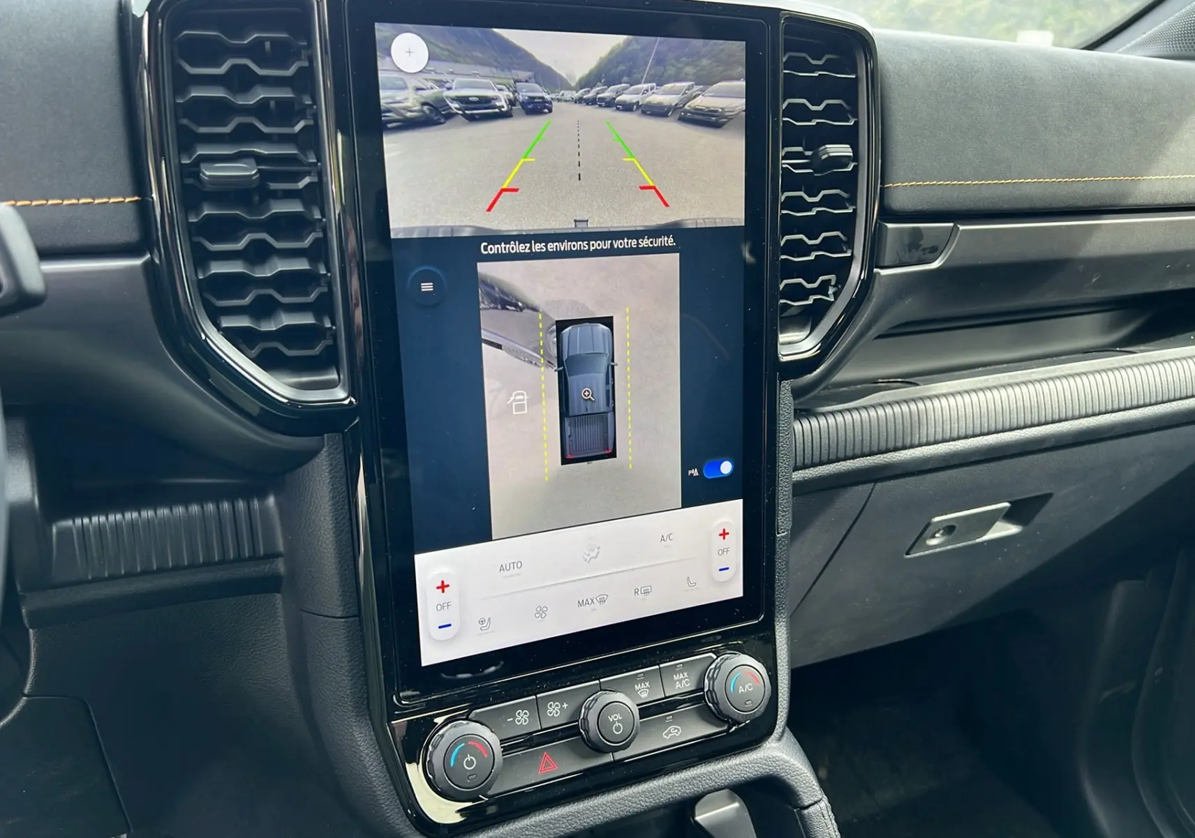Vue rapprochée de la console centrale du Ford Ranger 2026 noir agate, avec écran tactile affichant la caméra 360° et commandes climatisation.