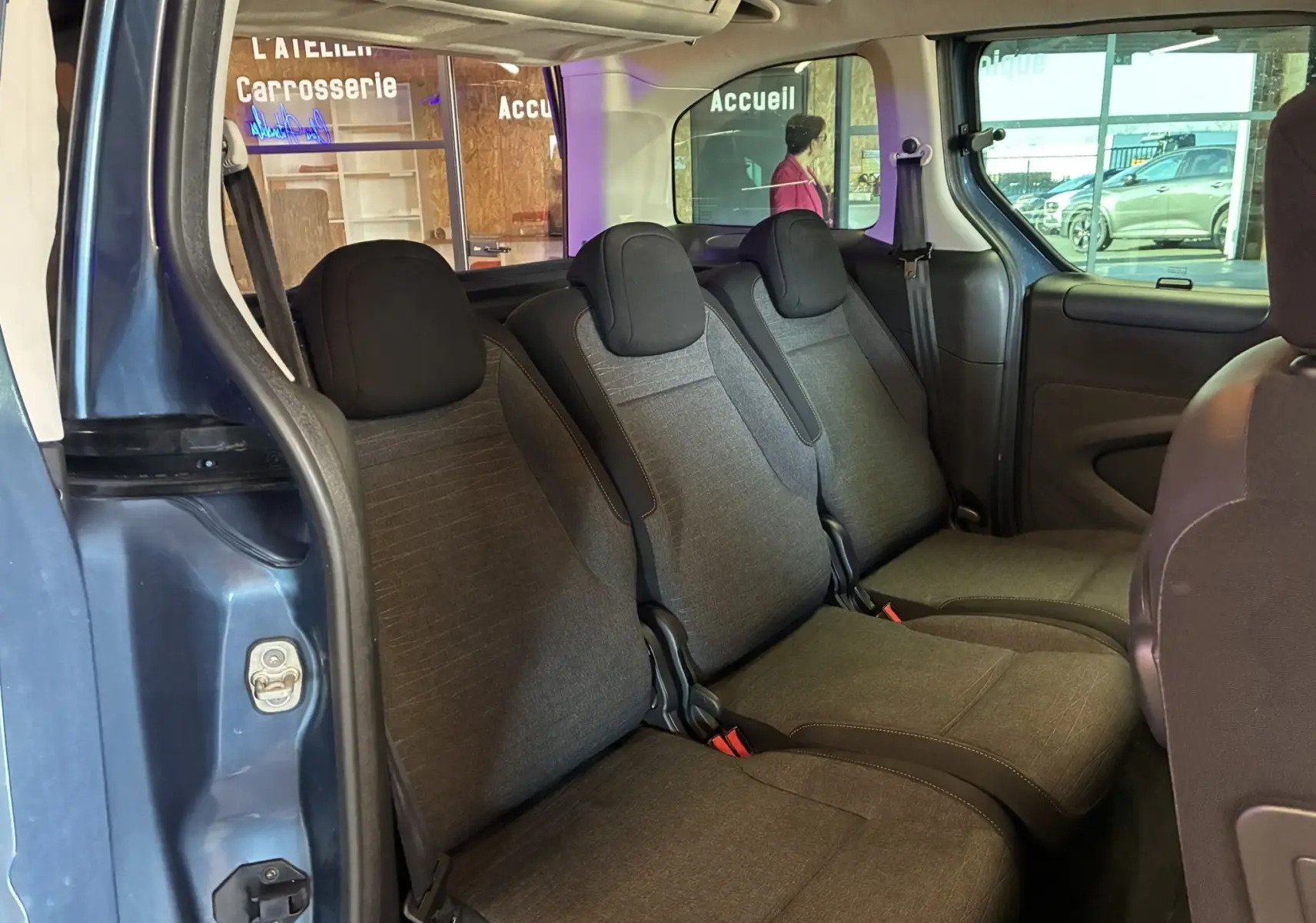 Vue intérieure côté droit des sièges arrière en tissu noir du Citroën Berlingo Multispace bleu 2017.