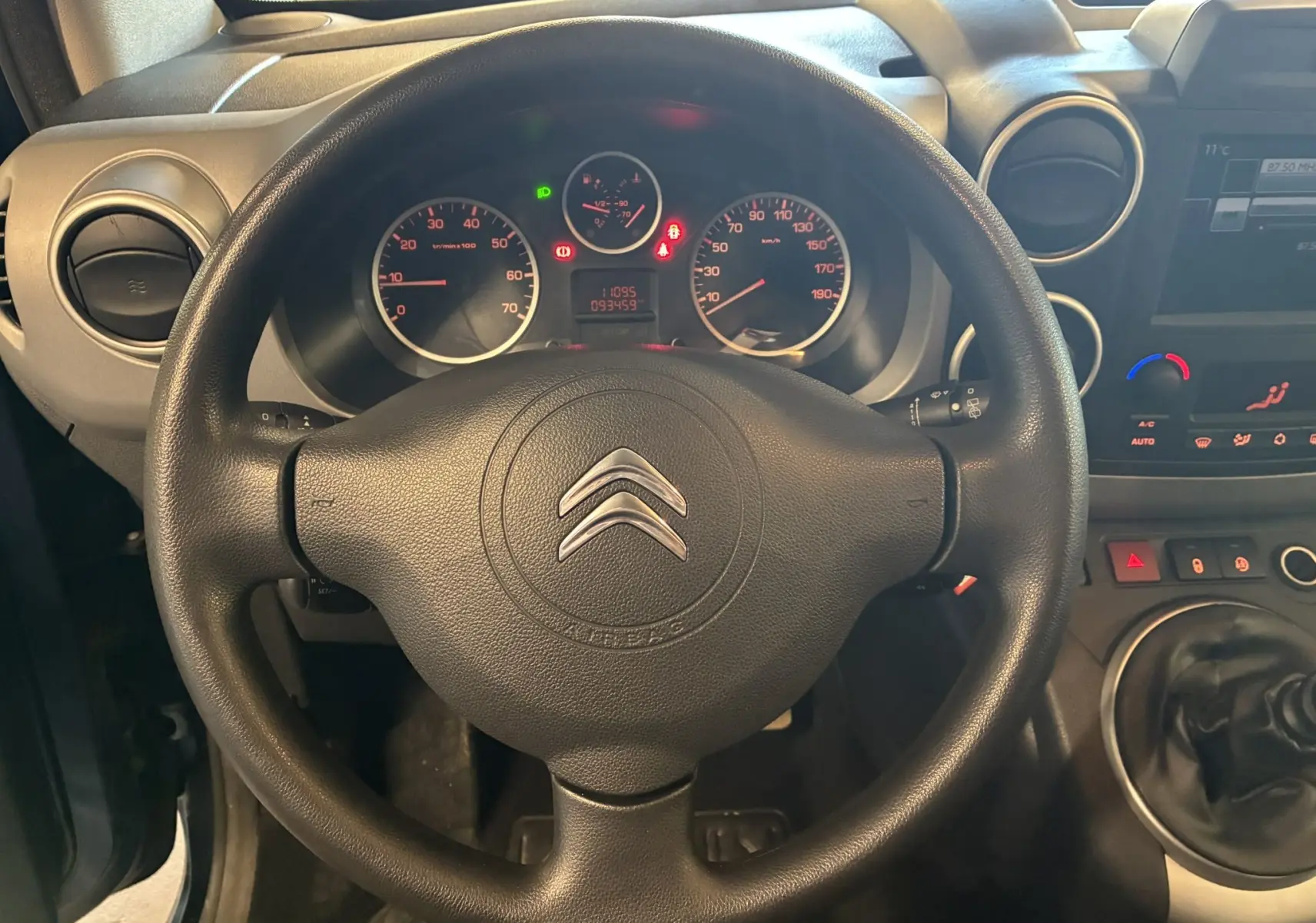 Vue centrée sur le volant noir du Citroën Berlingo Multispace 2017 avec tableau de bord et levier de vitesse manuelle visibles.