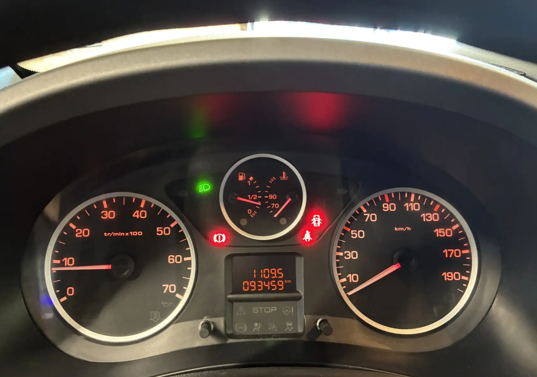 Gros plan sur le tableau de bord du Citroën Berlingo Multispace 2017, affichant compte-tours, vitesse et témoins lumineux.