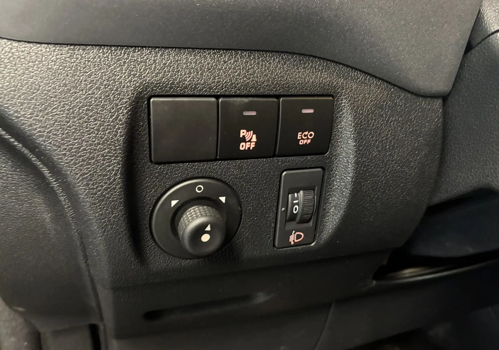 Gros plan sur les commandes de tableau de bord noir du Citroën Berlingo Multispace 2017, boutons de réglage éclairage et désactivation ECO.