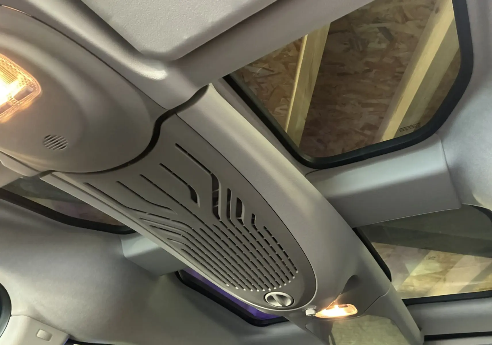 Vue intérieure du toit ouvrant panoramique du Citroën Berlingo Multispace 2017 avec éclairage et panneau de ventilation gris.