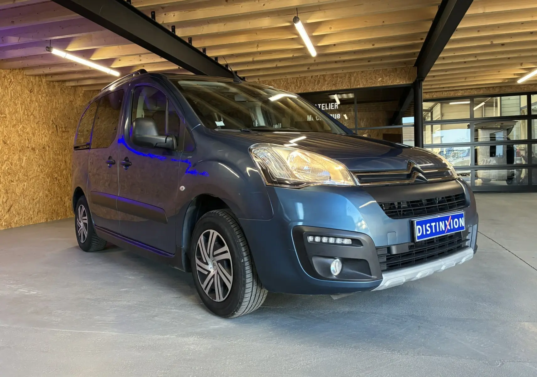 Citroën Berlingo Multispace bleu en 3/4 avant droit, avec calandre noire et feux diurnes LED visibles.