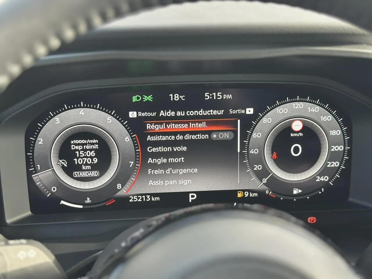 Affichage numérique du tableau de bord du Nissan Qashqai 2025, montrant les aides à la conduite et compteurs.