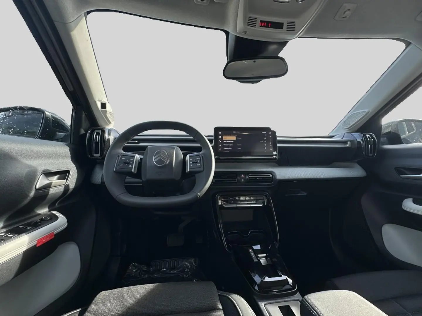 Intérieur avant du Citroën C3 Aircross 2026, vue du tableau de bord avec volant multifonction et écran tactile central.