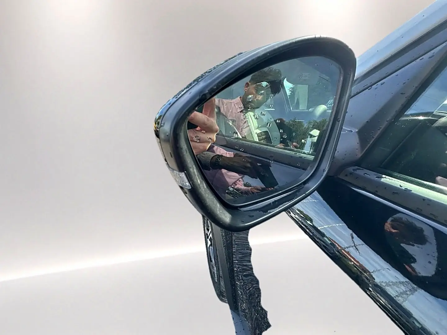 Rétroviseur côté gauche noir de Citroën C3 Aircross 2026 avec reflet d'une personne à l'intérieur.