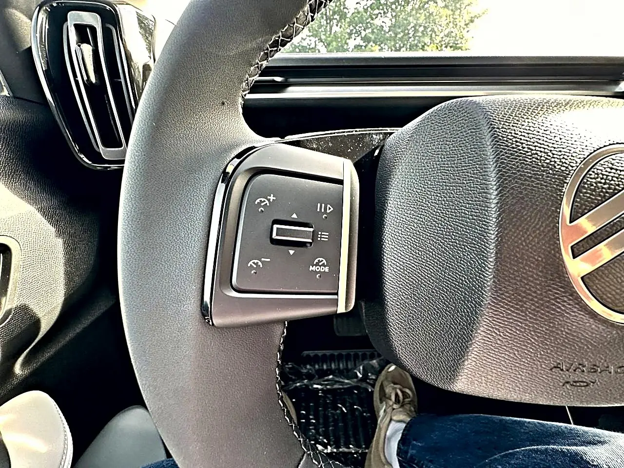 Gros plan sur la partie gauche du volant noir de la Citroën C3 Aircross 2026 avec commandes intégrées.