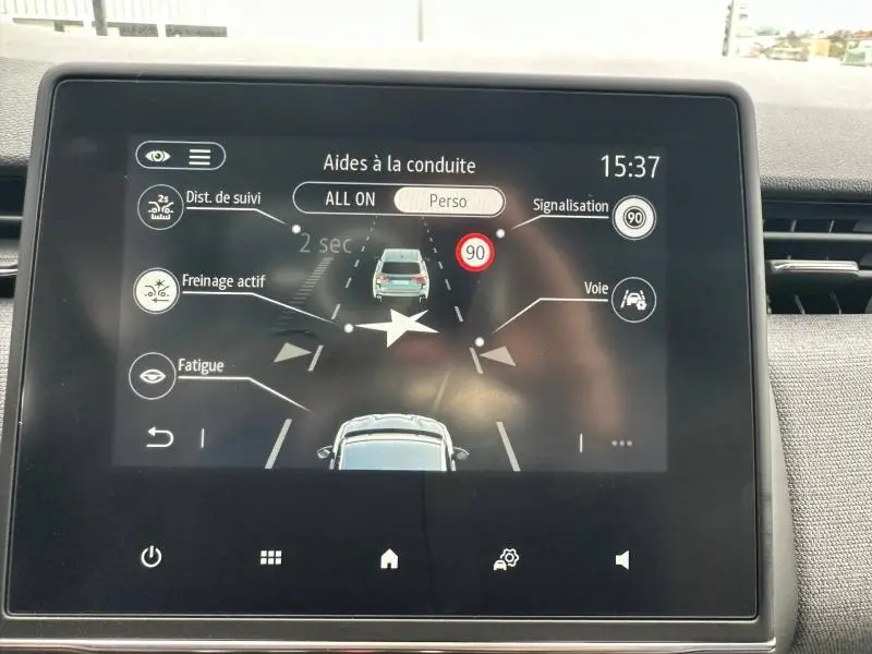 Écran tactile intérieur de la Renault Clio 2025 montrant les aides à la conduite avec interface claire et icônes visibles.