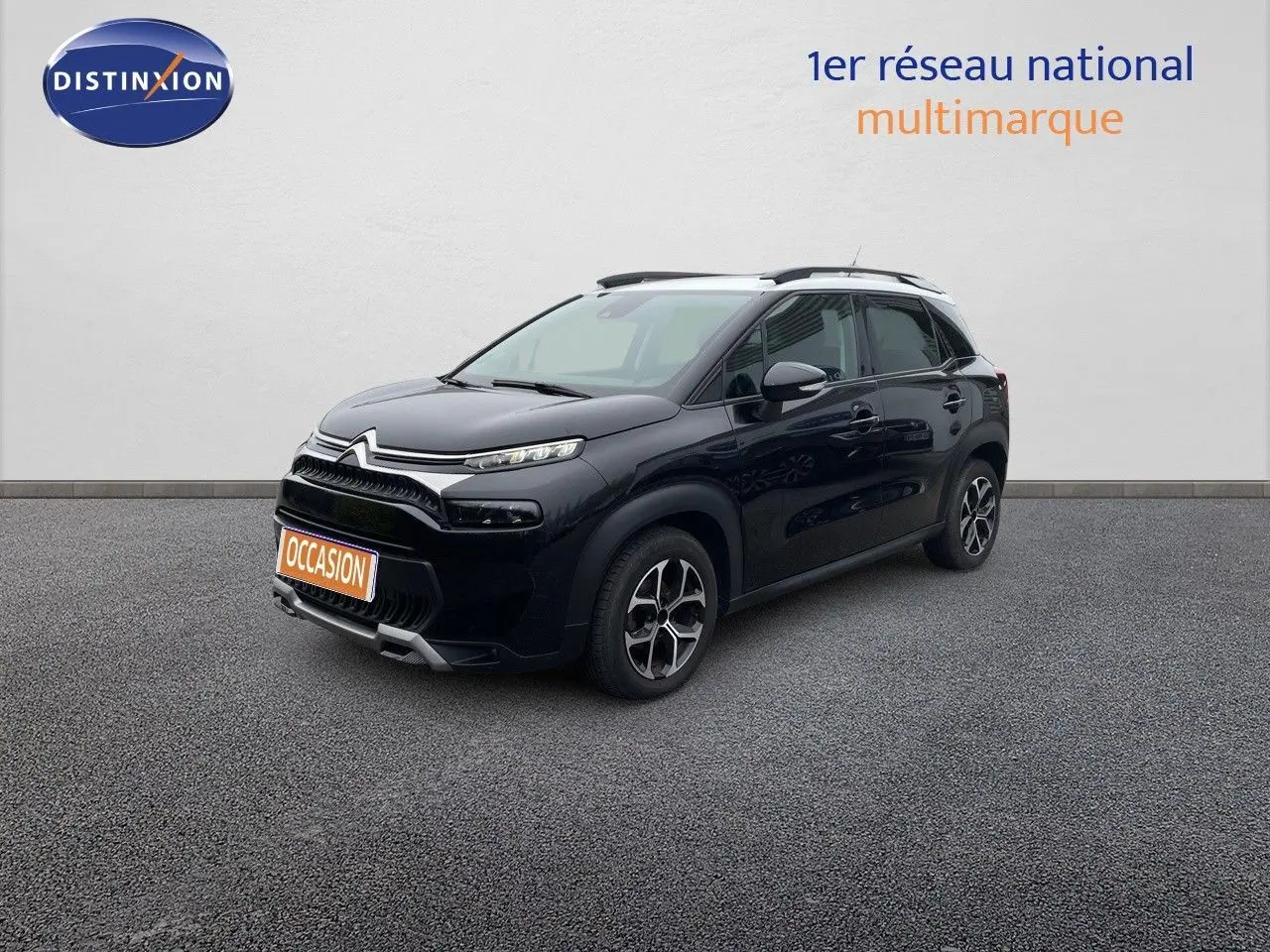 SUV Citroën C3 Aircross noir perle métal en 3/4 avant droit avec jantes bi-ton et toit noir.