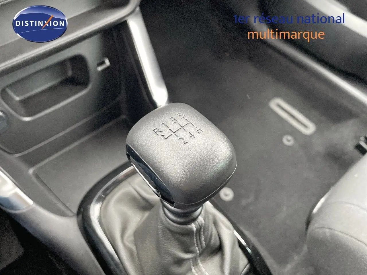 Le levier de vitesses manuel de la Citroën C3 Aircross 2023 en noir perle métal, vue rapprochée de la console centrale.