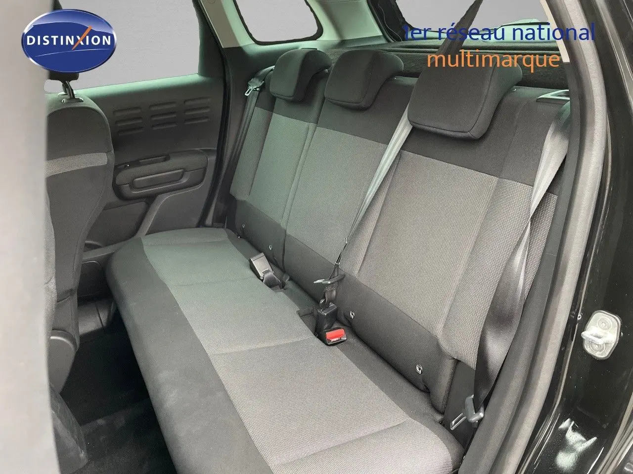 Vue intérieure montrant la banquette arrière en tissu gris et noir du Citroën C3 Aircross noir perle métal 2023.