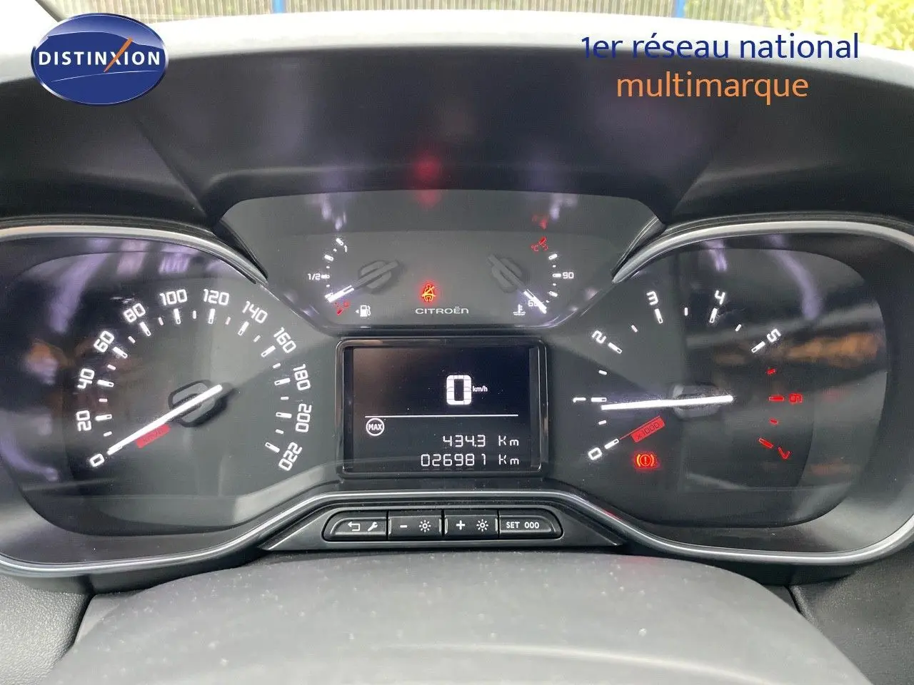 Tableau de bord du Citroën C3 Aircross 2023 montrant le compteur, le compte-tours et l'odomètre numérique.