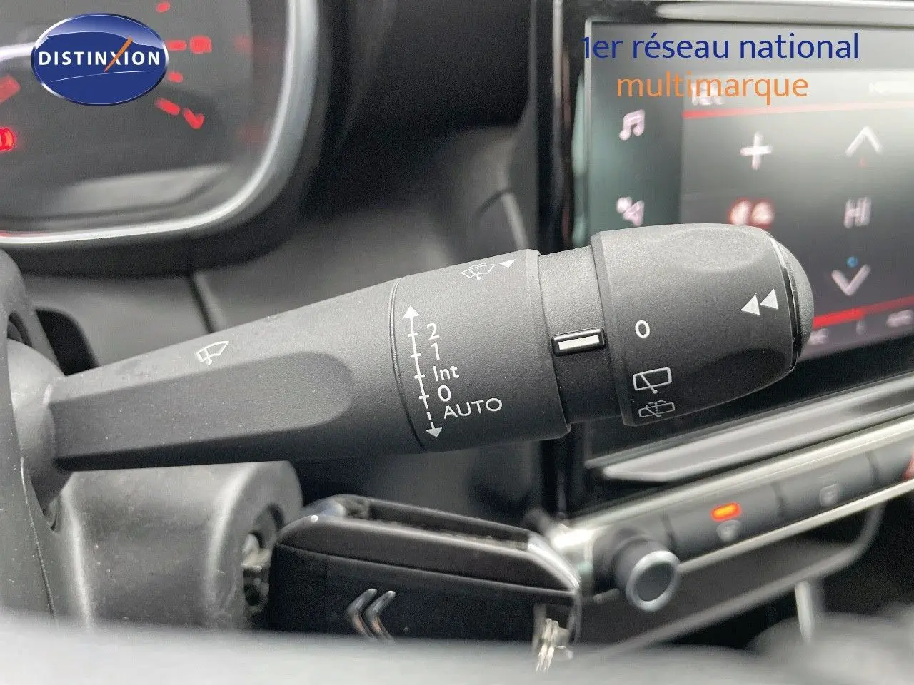 Gros plan sur la commande d'essuie-glace à gauche du volant dans l'habitacle d'une Citroën C3 Aircross noir perle métal 2023.