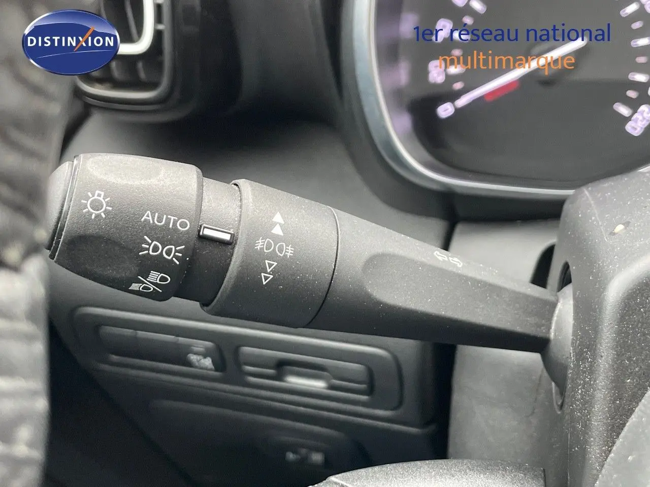 Gros plan sur la commande des phares et clignotants du Citroën C3 Aircross 2023 noir perle métal.