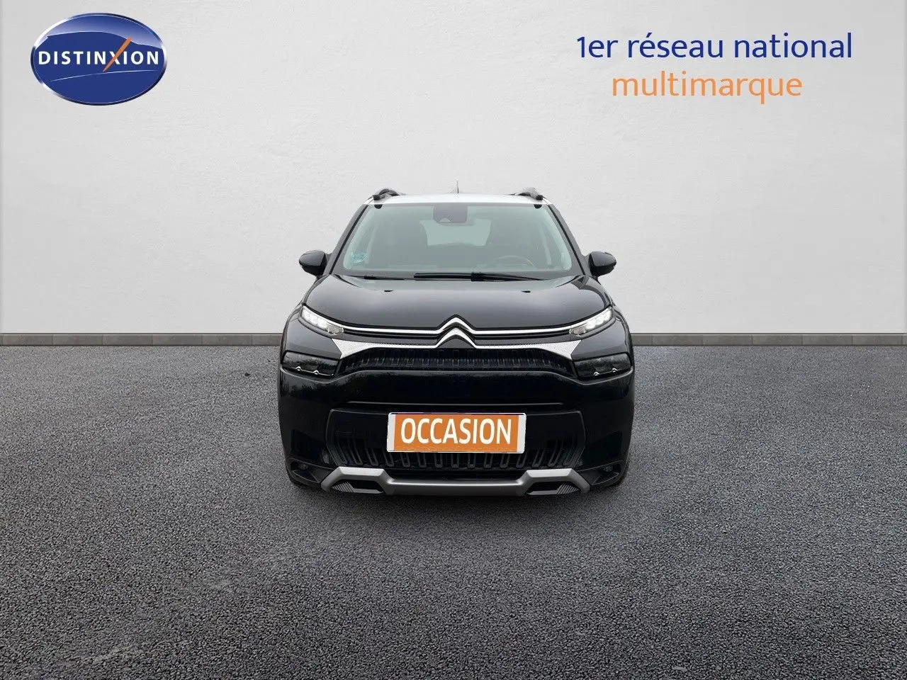Vue frontale d'un Citroën C3 Aircross noir perle métal avec plaque "OCCASION" sur fond neutre.