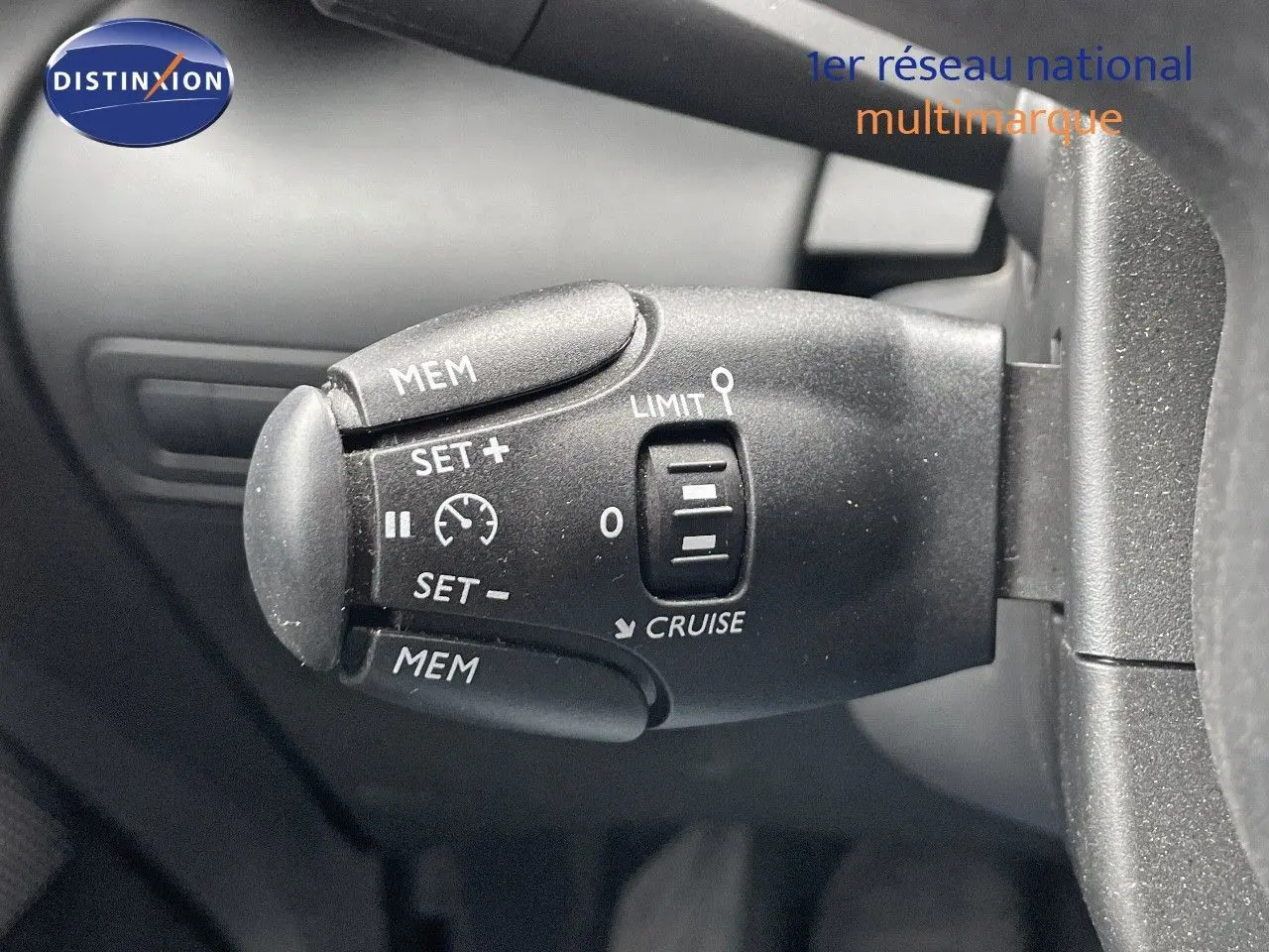 Commande de régulateur de vitesse noir en gros plan dans l'habitacle d'une Citroën C3 Aircross 2023.