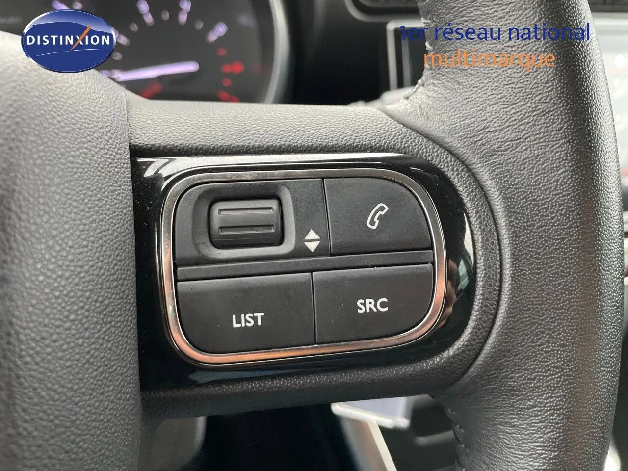 Gros plan sur les commandes audio au volant du Citroën C3 Aircross noir perle métal, version 2023, finition Shine.